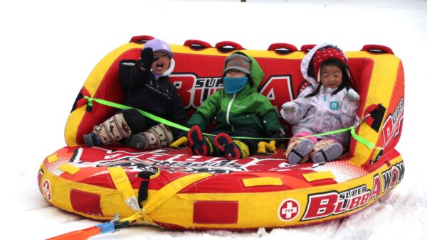 東山公園の雪の広場
