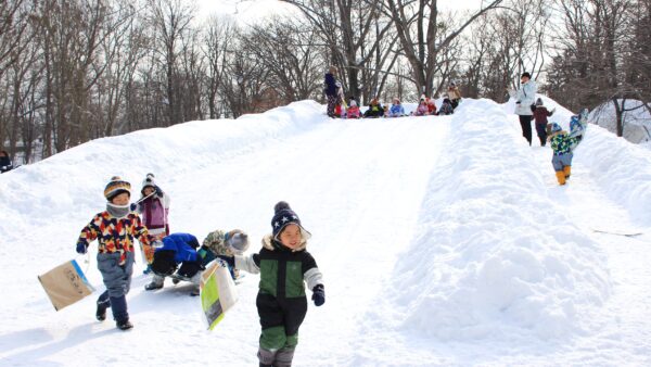 東山公園の雪の広場